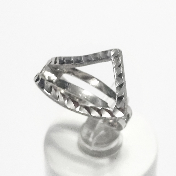 Unique Sterling Silver Diamond-cut Ring size 6 - Picture 4 of 9